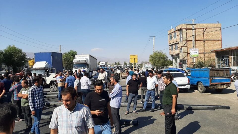 بستن مسیر راه بین‌المللی تبریز – بازرگان توسط مردم شهر کشک‌سرای