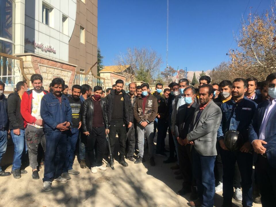 تجمع کارگران کارخانه فولاد یاسوج در مقابل استانداری1