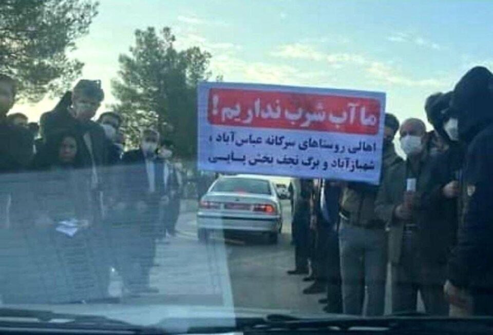 كۆبوونه‌وه‌ی كه‌شاوه‌رزان له‌به‌رده‌م فڕۆكه‌ خانه‌ی خۆڕه‌م ئاباد