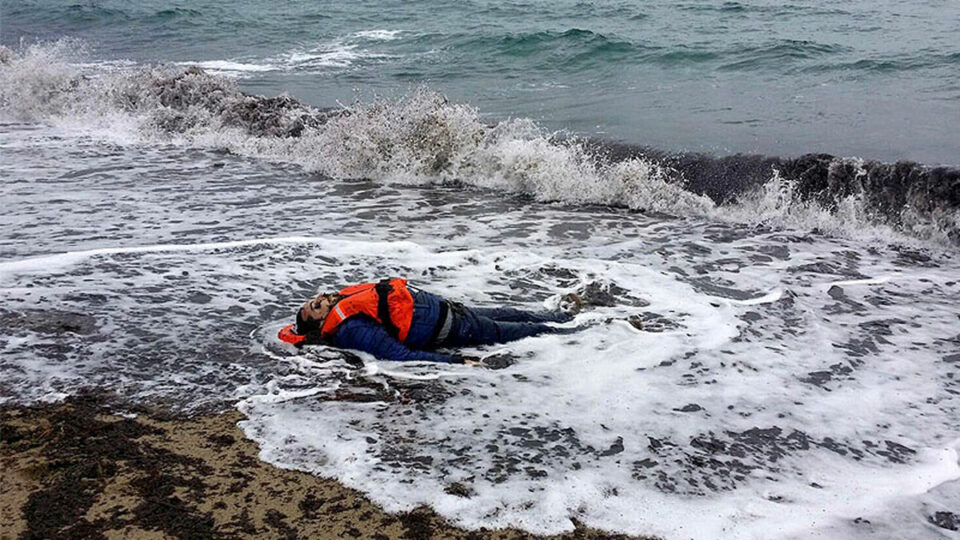 دۆژرانه‌وه‌ی ته‌رمی پێنج كۆچبه‌ر و ڕزگاركردنی ١١٠٠ پنابه‌ری له‌لایه‌ن