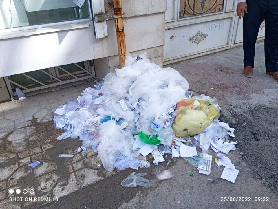 ناڕەزایەتی دانیشتووانی شاری ئێلام بەهۆی کۆ نەکردنەوەی پاشماوە پزیشکییەکان