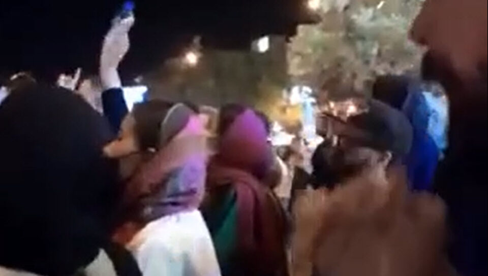 سێهه‌مین شه‌وی خۆپێشاندانی خه‌ڵكی هه‌مه‌دان دژبه‌ بێ ئاوی 3