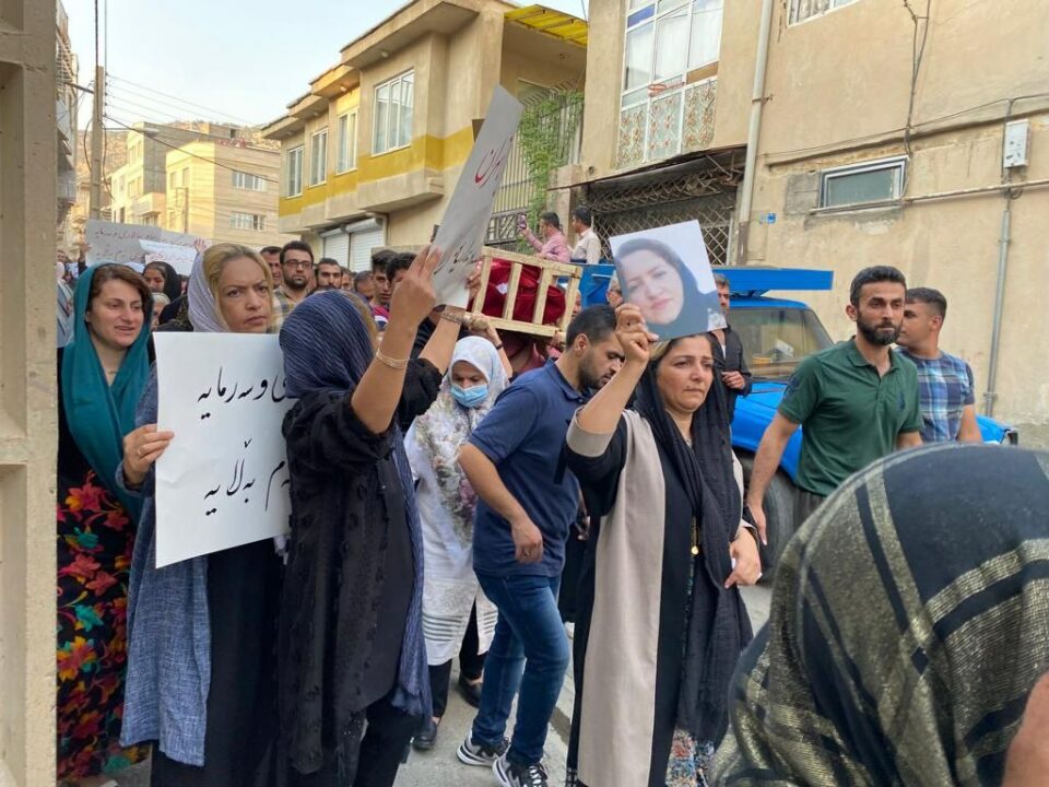 ڕێپێوانی ناڕه‌زایه‌تی خه‌ڵكی مه‌ریوان له‌ مه‌راسیمی ناشتنی ته‌رمی