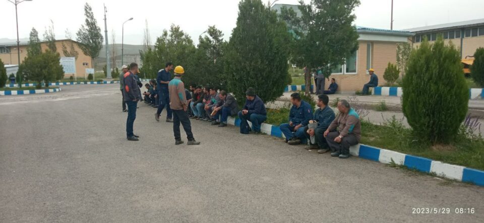 درێژه‌ی كۆبوونه‌وه‌ی كرێكارانی شیركه‌تی نفلین سینیت له‌ كلیبه‌ر