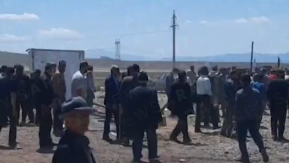 كۆبوونه‌وه‌ی خه‌ڵكی گوندی یه‌كاناتی مه‌ره‌ند دژبه‌ داگیركردنی زه‌ویه‌كانیان