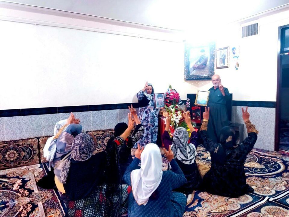 دیداری دایكانی شۆڕشی ژینا سنه‌ له‌گه‌ڵ بنه‌ماڵه‌ی حامید سه‌یف په‌ناهی