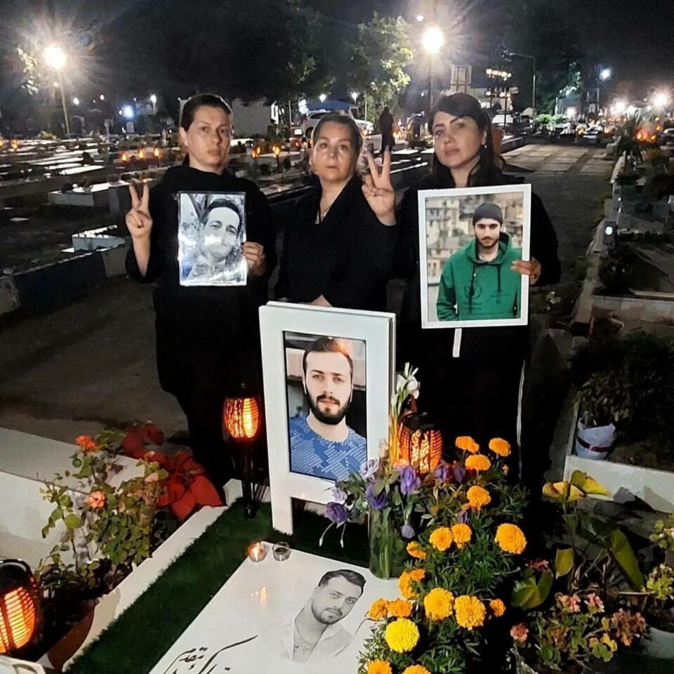 كۆبوونه‌وه‌ی بنه‌ماڵه‌ی دادخوازان له‌سه‌ر مه‌زاری گیانبه‌ختكردووانی