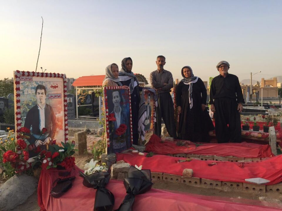 كۆبوونه‌وه‌ی بنه‌ماڵه‌ی دادخوازانی بۆكان له‌سه‌ر مه‌زاری ڕۆڵه‌كانیان