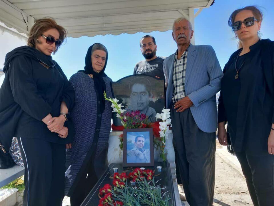 كۆبوونه‌وه‌ی بنه‌ماڵه‌ی ڕامین فاتحی له سه‌ر مه‌زاره‌كه‌ی له‌ گۆڕستانی