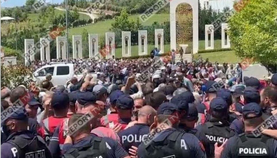 هێرشی پۆلیسی ئالبانی بۆ سەر بارەگای موجاهیدنی خەلق