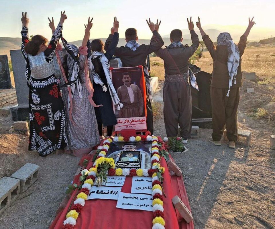 كۆبوونه‌وه‌ی بنه‌ماڵه‌ی دادخوازان له‌سه‌ر مه‌زاری سامان قادربه‌یگ