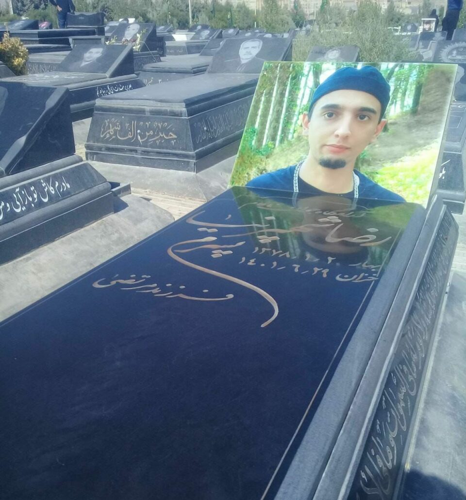 كۆبوونه‌وه‌ی بنه‌ماڵه‌ی دادخوازان له‌سه‌ر مه‌زاری ڕه‌زا شه‌هپه‌رنیا