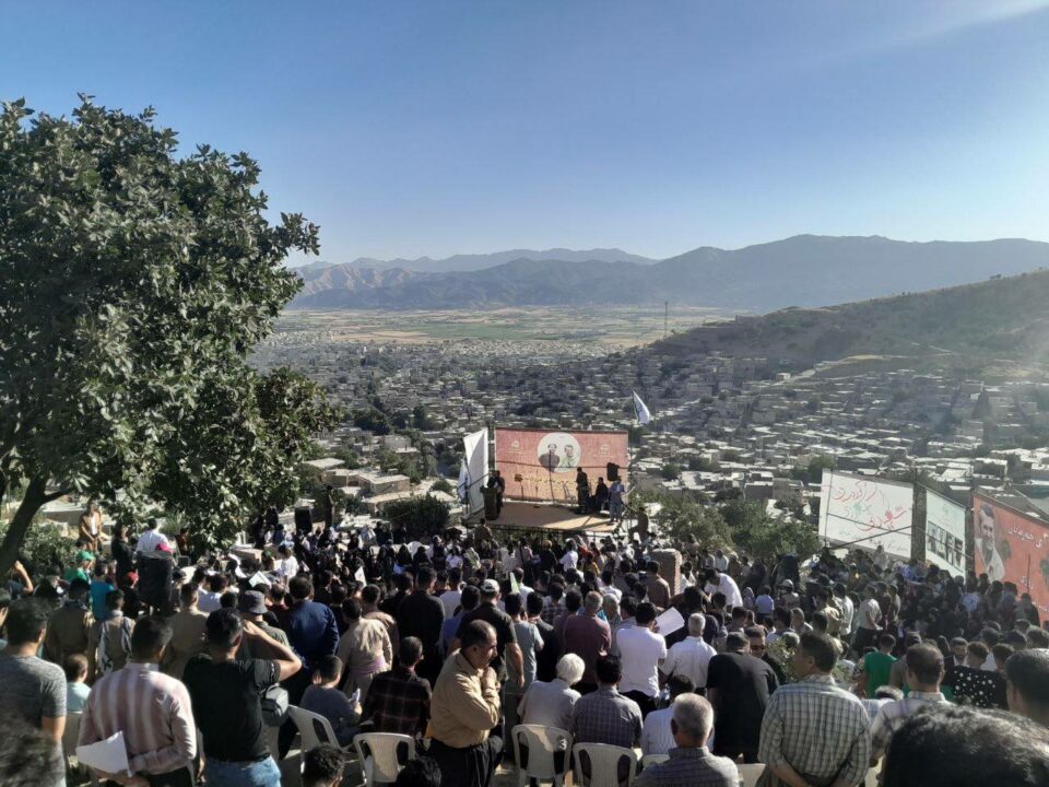 كۆبوونه‌وه‌ی خه‌ڵكی ئازادیخواز له‌سه‌ر مه‌زاری شه‌هیدانی ژینگه‌