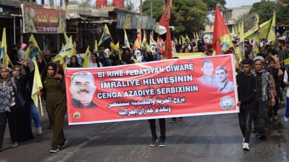 خۆپێشاندانی خه‌ڵكی ڕۆژئاوای كوردستان هاوكات له‌گه‌ڵ بۆردوومانه‌كانی