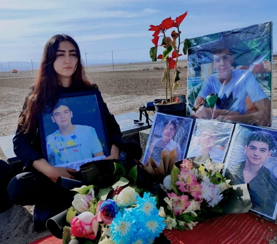 كۆبوونه‌وه‌ی بنه‌ماڵه‌ی دادخوازان له‌سه‌ر مه‌زاری ئه‌بۆلفه‌زل ئادینه‌زاده‌