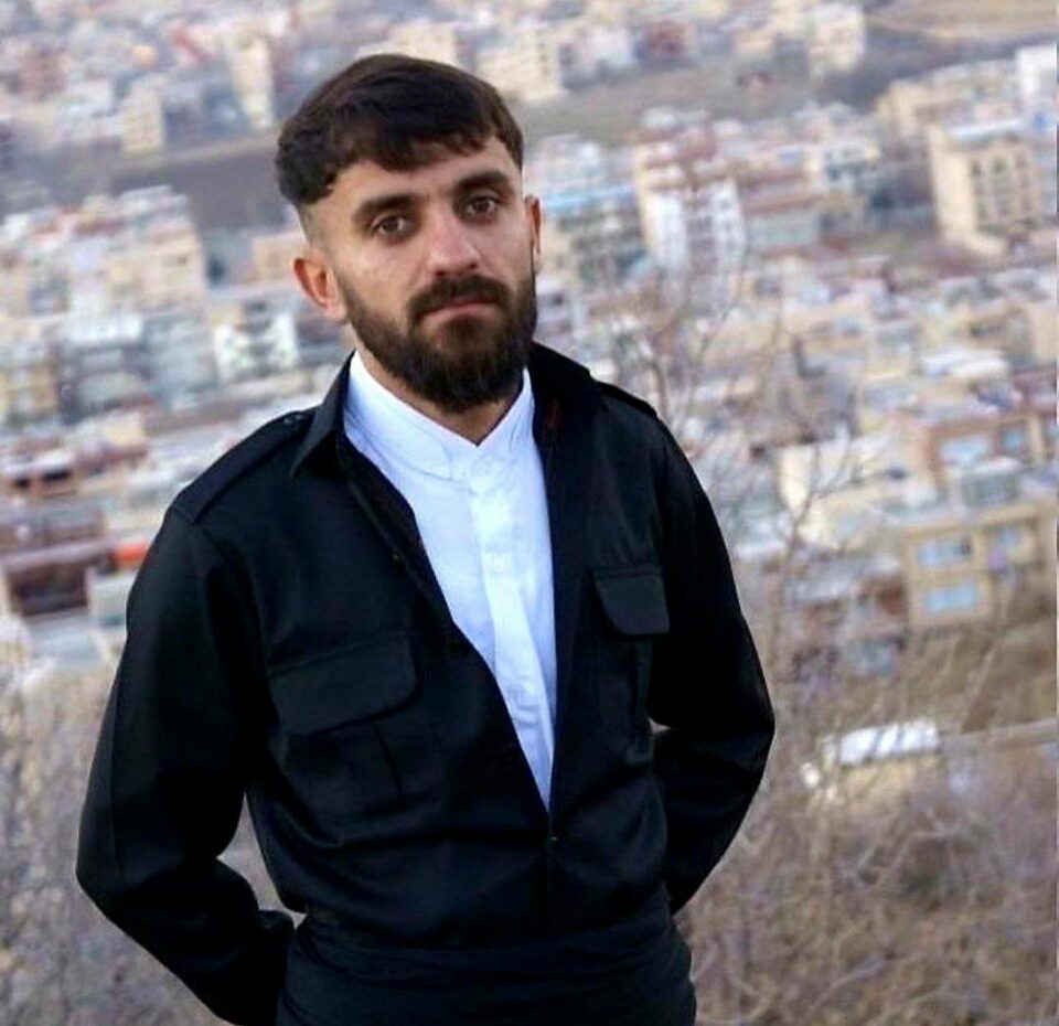 مانگرتن له‌ خواردنی پشتیوان ئه‌فسه‌ر له‌ گرتووخانه‌ی ئیتلاعاتی سنه‌