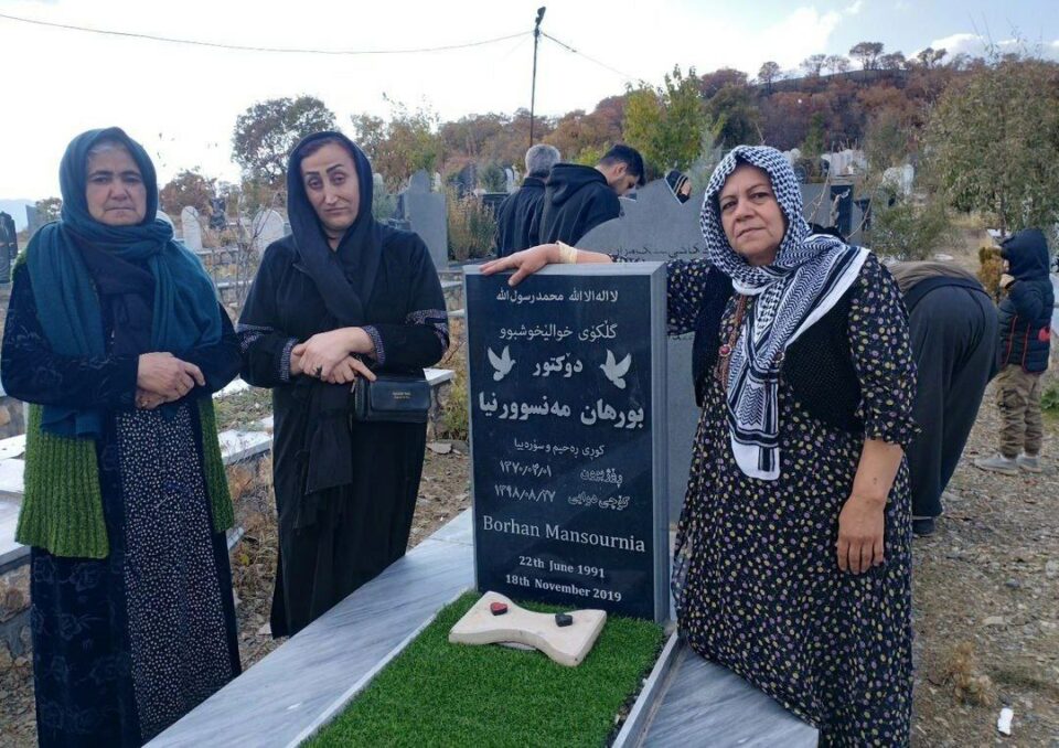 كۆبوونه‌وه‌ی دایكانی دادخوازی مه‌ریوان له‌سه‌ر مه‌زاری گیانبه‌ختكردووانی