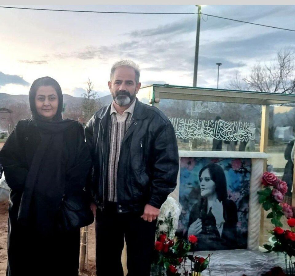 دیداری خه‌ڵكی سه‌قز له‌گه‌ڵ بنه‌ماڵه‌ی ژینا ئه‌مینی له‌ سه‌ر مه‌زاره‌كه‌ی