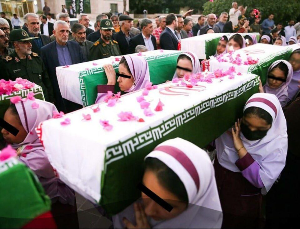 پڕۆپاگا‌ندای ڕژیم له‌ ڕێگه‌ی هه‌ڵگرتنی تابووتی شه‌هید له‌ قوتابخانه‌ی