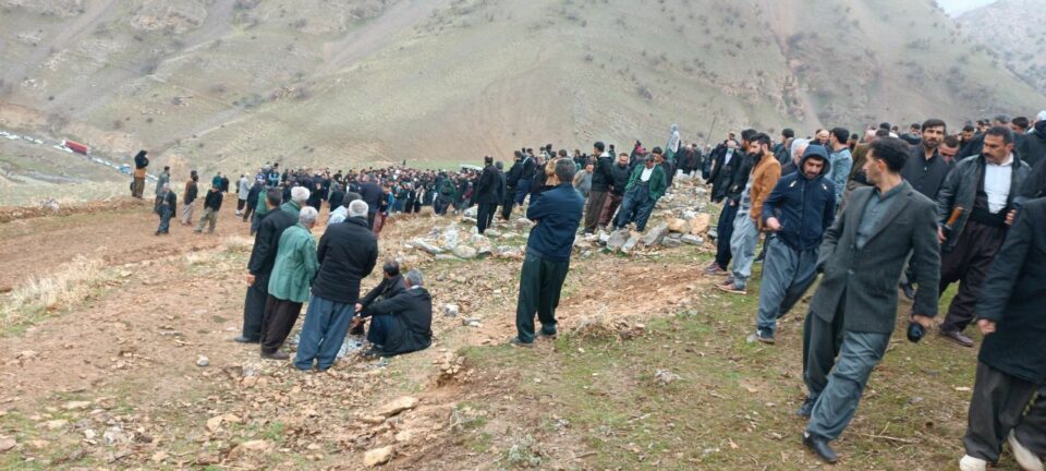 به‌شداری برینی خه‌ڵكی سه‌لاسی باوه‌جانی له‌ مه‌راسمی ناشتنی ته‌رمی
