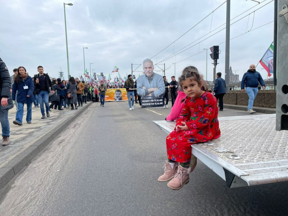 خۆپێشاندانی گه‌وره‌ی كوردانی ئورووپا بۆ ئازادی ئۆجالان 3
