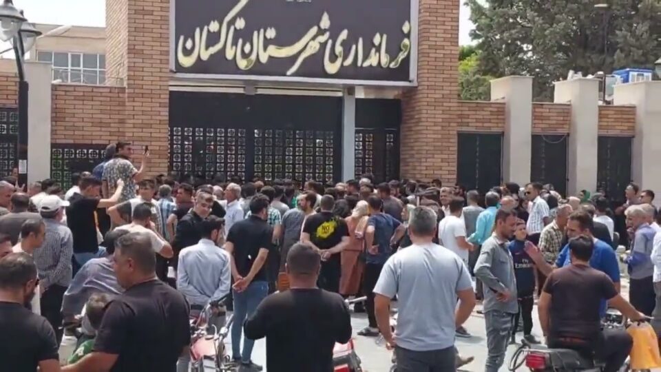 ڕێپوانی ناڕه‌زایی ماڵدزراوانی شیركه‌تی ڕه‌زایه‌ت خودره‌و له‌ قه‌زوێن