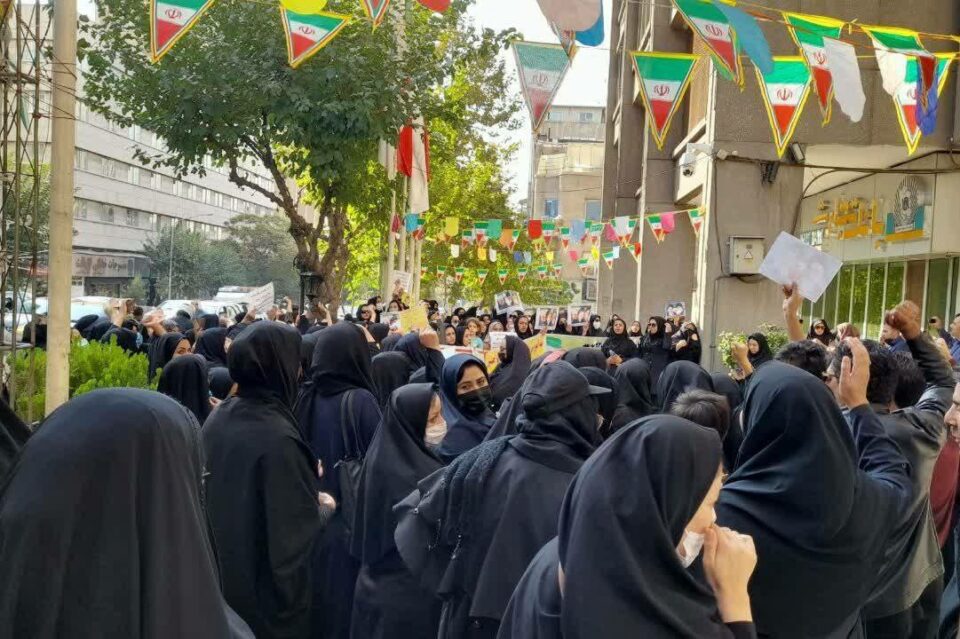 ناڕه‌زایه‌تی موعه‌لیمانی نێهزه‌تی وانه‌وتنه‌وه‌ له‌ تاران 3
