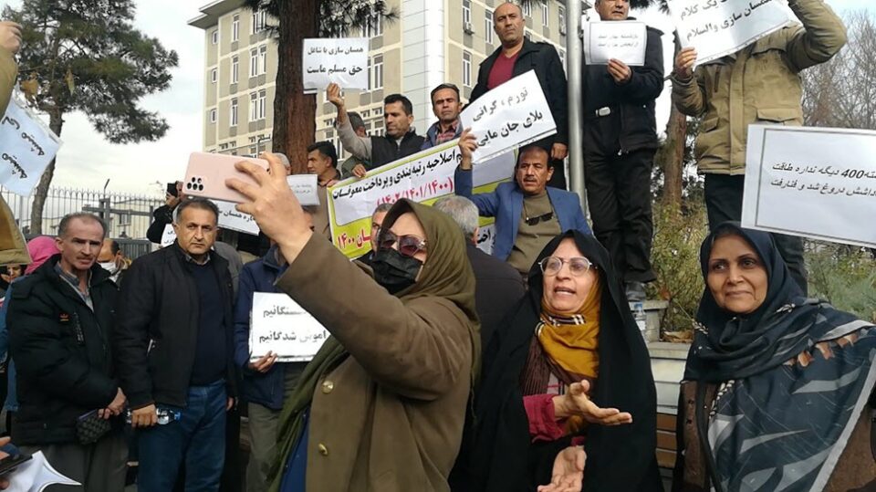 ناڕه‌زایه‌تی موعه‌لیمانی خانه‌نشینكراوانی ساڵی ١٤٠٠ له‌ تاران 3