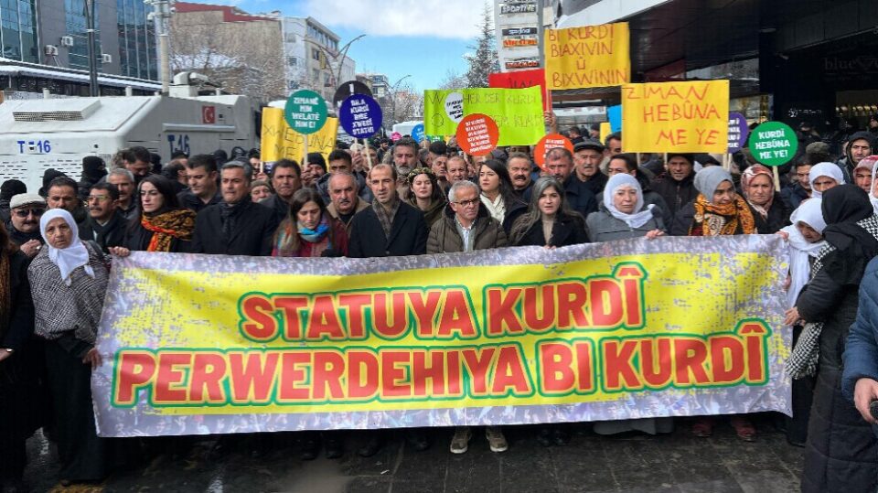 كۆبوونه‌وه‌ی دانیشتوانی شاری وان دژ به‌ دانانی قه‌یم له‌ شاره‌دارییه‌كان