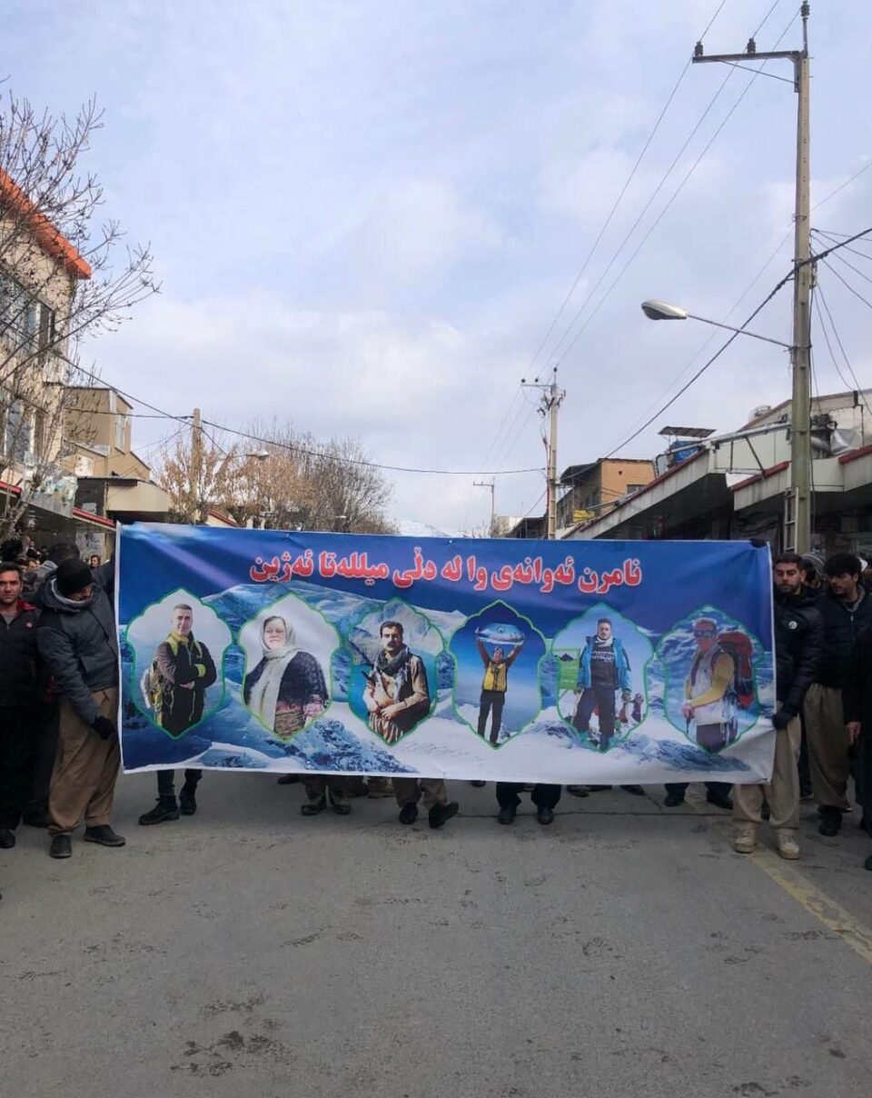 بهڕێوهچوونی مهراسمی ئهسپهردهكردنی شاخهوانانی گیانبهختكردوو له بانه 1 1 2 25