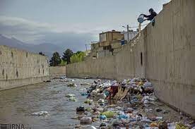 فڕێدانی زبڵ و پاشماوه‌ی شاری بێستوون بۆ نێو ڕووباری ئه‌و شاره‌ 1