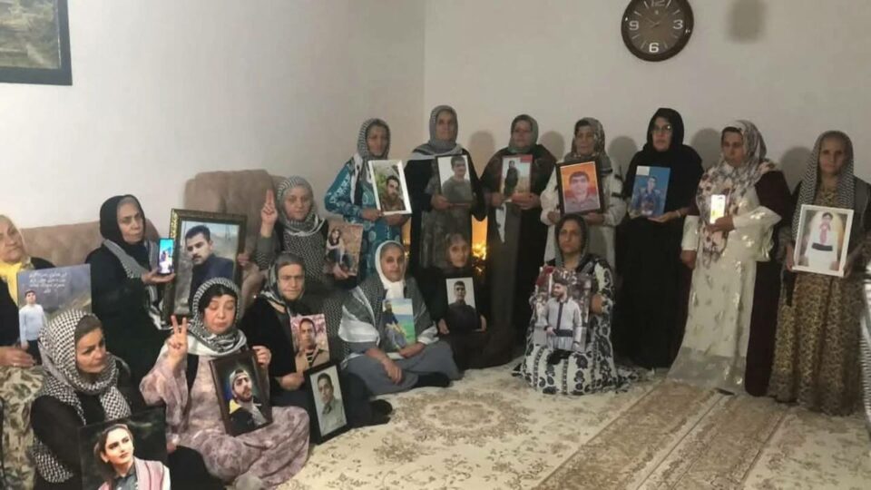 كۆبوونه‌وه‌ی دایكانی دادخوازی شۆڕشی ژینا له‌ شاری سنه‌ 1