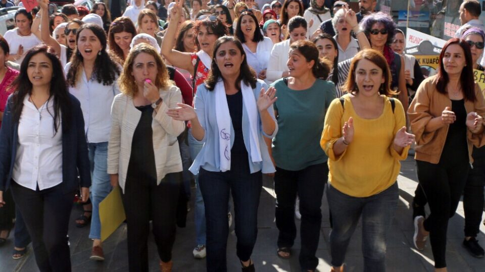 سه‌پاندنی سزای زیندان به‌ سه‌ر شه‌ش چالاكوانی ژن له‌ باكووری كوردستان