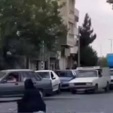 ناڕه‌زایه‌تی بوێرانه‌ی ژنێكی خه‌ڵكی میاندووئاو به‌رانبه‌ر به‌ هێزه‌كانی ڕژیم