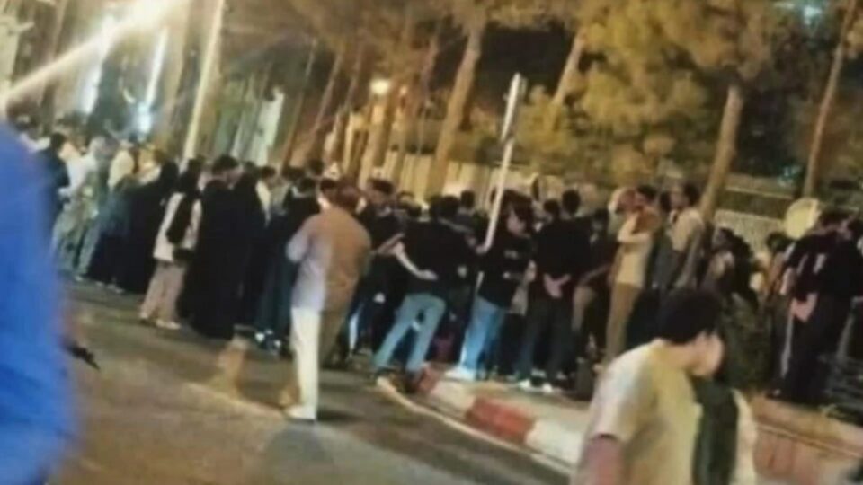 خۆپێشاندانی شه‌وانه‌ خه‌ڵكی ناڕازی له‌ شاری سه‌بزه‌وار دژ به‌ ڕژیم