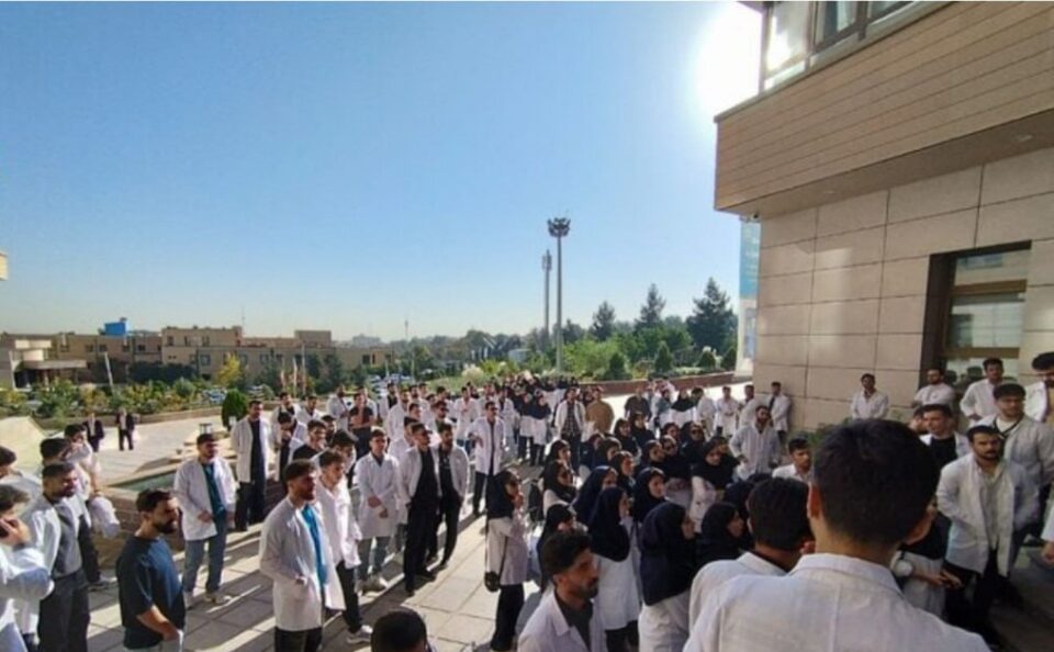 ناڕه‌زایه‌تی خوێندكارانی په‌ره‌ستاری زانكۆی زانسته‌ پزشكییه‌كانی