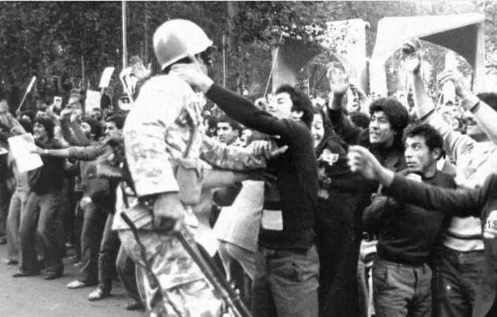 ١٣ی خەزەڵوەر، دوو گێڕانەوەی دژواز لە یەک بەروار