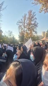 به‌رده‌وامی ناڕه‌زایه‌تی په‌ره‌ستاران و كادری ده‌رمانی مه‌شهه‌د