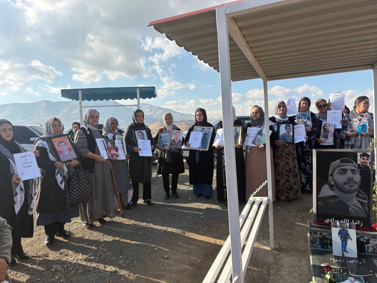 به‌ڕێوه‌چوونی ڕێوه‌ڕه‌سمی ڕێزگرتن له‌ یادی سێ قاره‌مانی گیانبه‌ختكردووی شۆڕشی ژینا له‌ شاری سنه‌