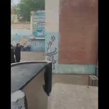 خوێندنی سروودی شۆڕشگێڕانه له‌لایه‌ن قوتابیانی كچ له‌ جوانڕۆ