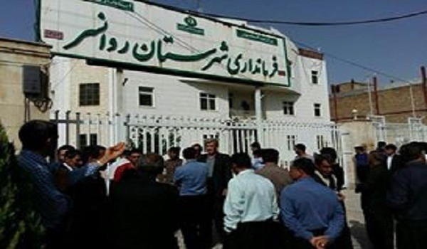 كۆبوونه‌وه‌ی دوكاندارانی شاری ڕه‌وانسه‌ر له‌ به‌رده‌م فه‌رمانداری ئه‌و شاره‌