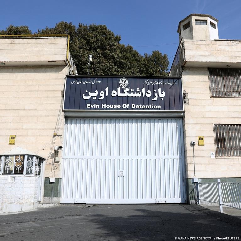 مانگرتنی كۆمه‌ڵێك له‌ به‌ندكراوانی زیندانی ئێڤین به‌ مه‌به‌ستی ڕێزگرتن له‌ یادی گیانبه‌ختكردووانی ڕێگای ئازادی