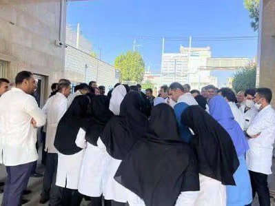 ناڕه‌زایه‌تی په‌ره‌ستاران و كادری ده‌رمان نه‌خۆشخانه‌ی قایم له‌ شاری مه‌شهه‌د