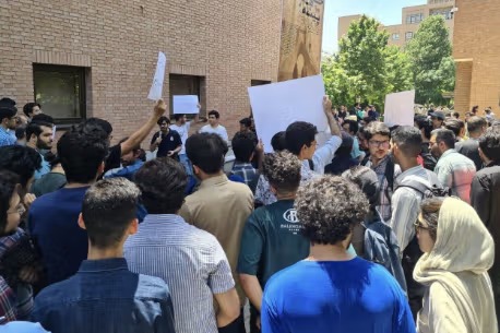 كۆبوونه‌وه‌ی ناڕه‌زایه‌تی خوێندكارانی زانكۆی تاران