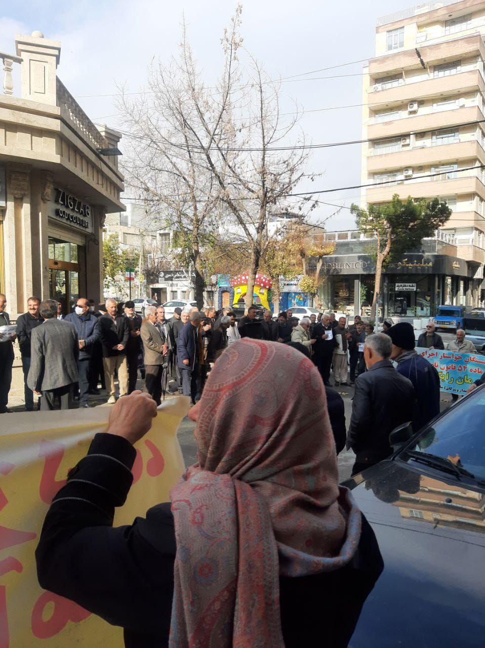 كۆبوونه‌وه‌ی خانه‌نشینكراوانی سه‌رجه‌م سندوقه‌ خانه‌نشینییه‌كانی كرماشان له‌ به‌رده‌م سندوقی خانه‌نشینكراوانی كشوه‌ری