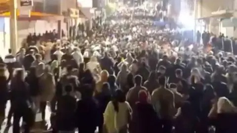 ده‌یه‌مین ڕۆژی ناڕه‌زایه‌تی خه‌ڵك له‌ ئێران و ناتەوانی ڕژیمی كۆماری ئیسلامی له‌ كۆنترۆڵ كردنی ناڕه‌زایه‌تییه‌كاندا