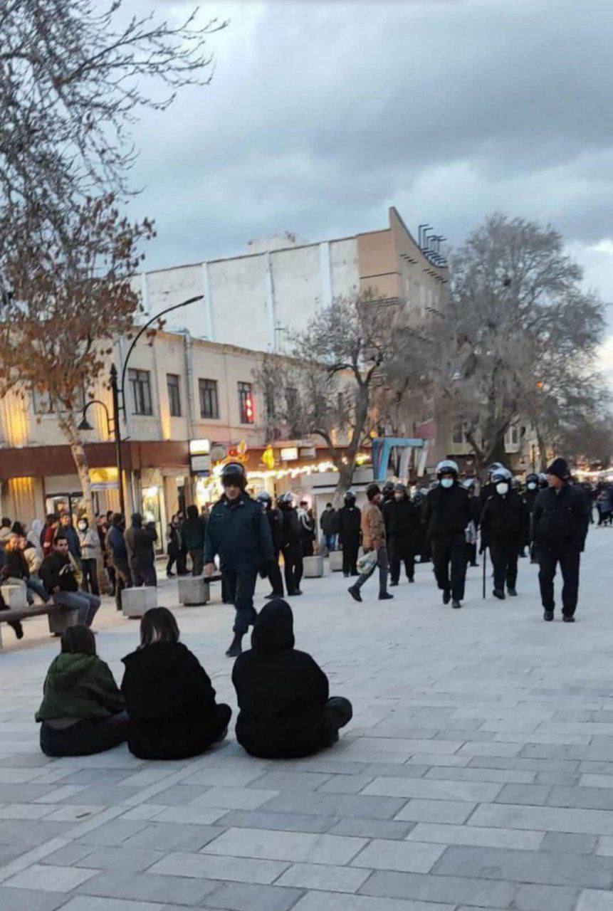 به‌رده‌وامی ناڕه‌زایه‌تییه‌كانی خه‌ڵك له‌ زیاتر له‌ ٧٠ شار و شارۆچكه‌ی ئێران و كوردستان