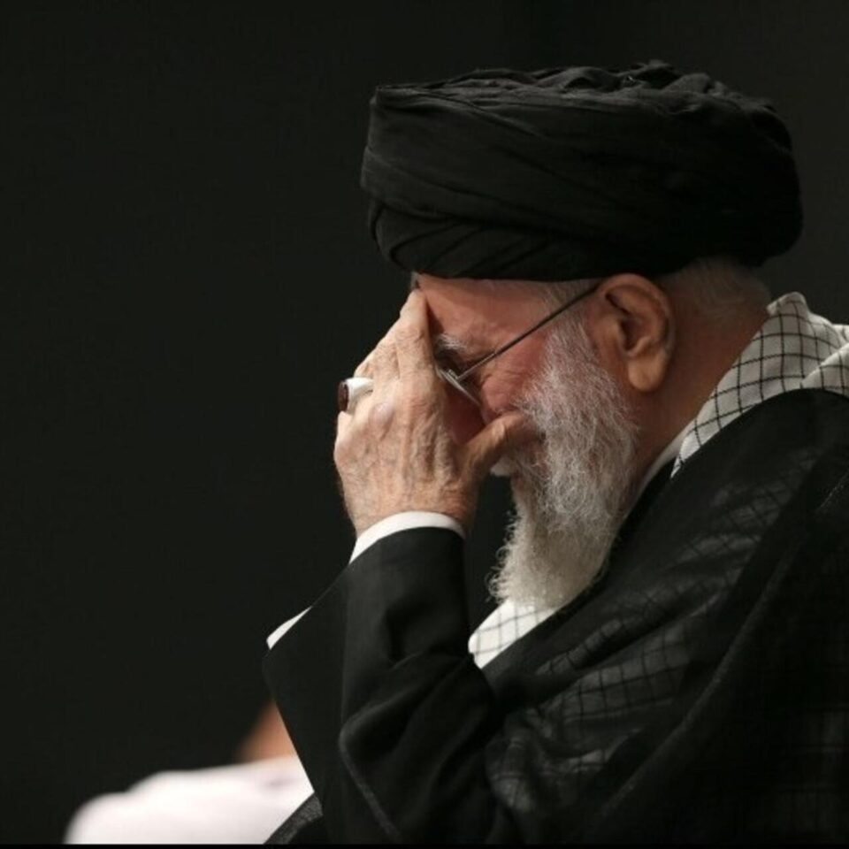 داخوازی ده‌ست له‌ كار كێشانه‌وه‌ی خامنه‌یی له‌ لایه‌ن چالاكانی ئێرانی