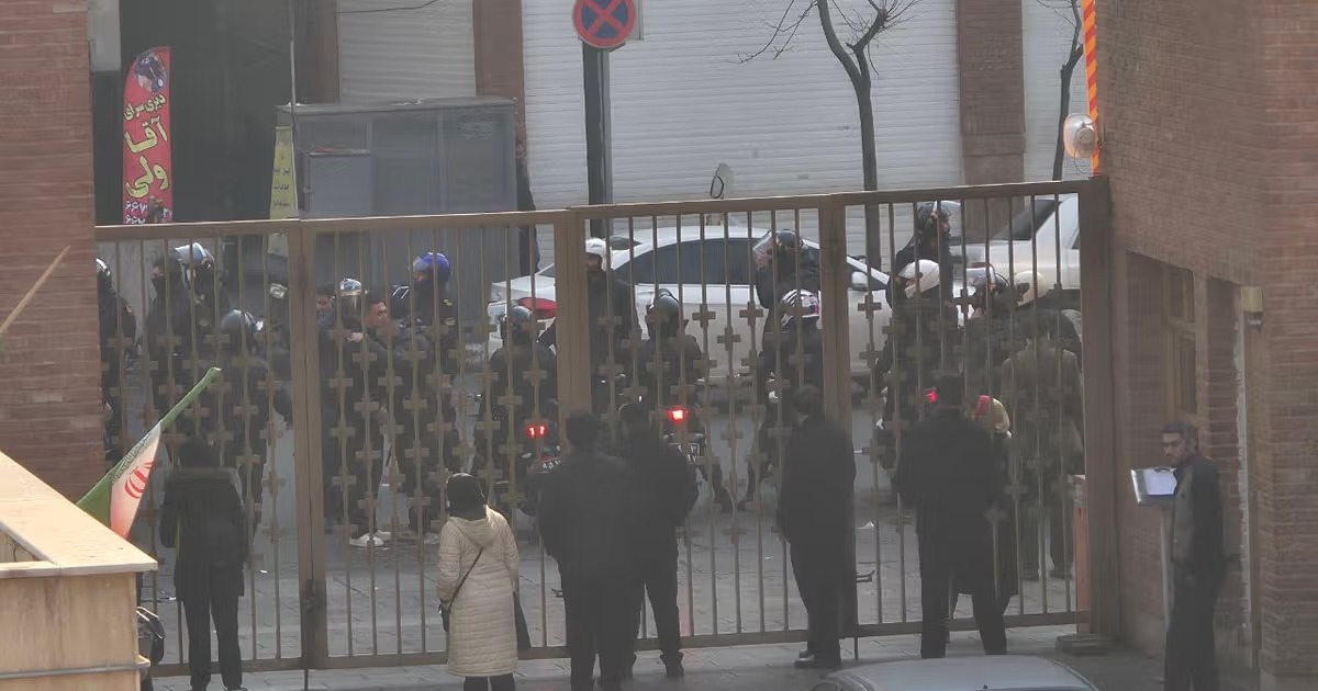 ده‌ستبه‌سه‌ردا گرتنی ناوه‌نده‌ پزشكییه‌كان له‌ لایه‌ن هێزه‌ ئه‌منیه‌كانی ڕژیمه‌وه‌