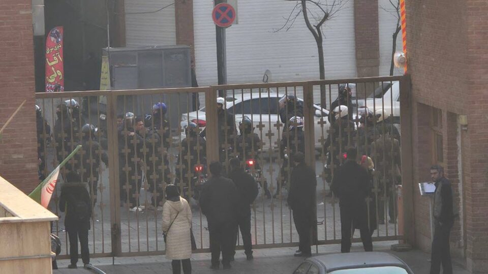 هێرشی هێزه‌كانی ڕژیم بۆ سه‌ر نه‌خۆشخانه‌ی سینای تاران 1